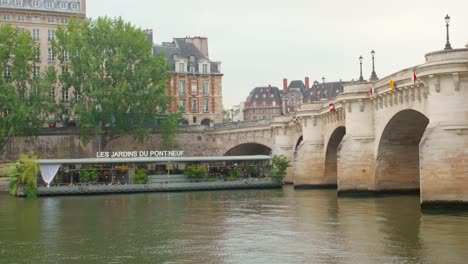 Pont-Neuf,-Seineufer-Und-„Les-Jardin-Du-Pont-Neuf“,-Ein-Restaurant-Auf-Einem-Lastkahn