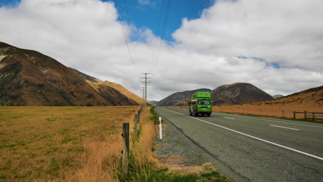 Statische-Totalaufnahme-Des-Verkehrs-Auf-Der-Autobahn-In-Richtung-Castle-Hill-Mountains-Im-Hintergrund