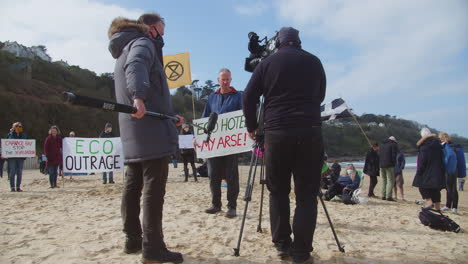 Los-Manifestantes-Entrevistados-Se-Reúnen-En-La-Playa-Frente-Al-Hotel-Carbis-Bay-En-St-Ives,-Cornualles