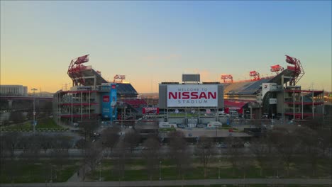 Toma-Aérea-Ascendente-Del-Estadio-Nissan-En-El-Centro-De-Nashville,-Tennessee