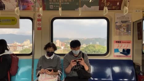 Pasajeros-En-Transporte-Público-Tren-Mrt-Usando-Mascarilla-Durante-La-Pandemia-De-Covid-19-Taipei-Taiwán