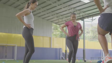Mädchen-Trainieren-Mit-Gummibändern-Mit-Ihren-Füßen-Auf-Grünem-Gras-Und-Weißen-Tennisschuhen