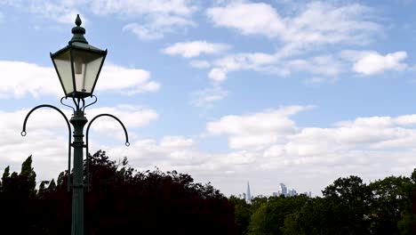 Zeitraffer-Einer-Alten-Straßenlaterne-Im-Horniman-Museum-And-Garden-In-London-Mit-Wolken-Am-Blauen-Himmel