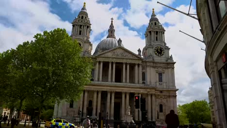 Eine-Britische-Ikone:-Die-Wunderschöne-St.-Paul&#39;s-Cathedral-Im-Zentrum-Von-London