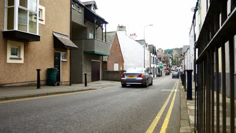 Coches-Circulando-Por-La-Calle-Vacía-De-La-Ciudad-De-Conwy-Gales-Hacia-El-Castillo-Histórico