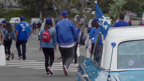 Fans-Der-Los-Angeles-Dodgers-überqueren-Die-Straße-Und-Betreten-Das-Dodger-Stadium,-Um-Sich-Das-Baseballspiel-Anzusehen