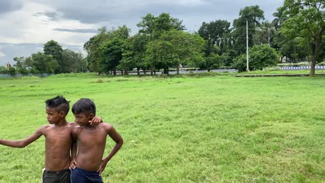 Indian-kids-jumping-in-the-water,-Kolkata,-India