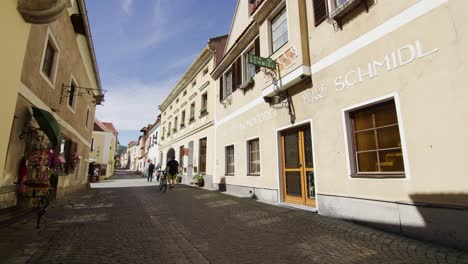 Vista-De-La-Calle-Con-Fachada-De-BÃ¤ckerei-Schmidl-En-La-Ciudad-De-Dürnstein---Austria