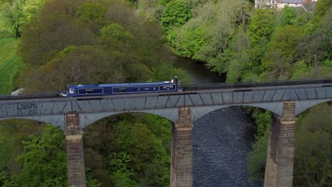 Luftaufnahme,-Die-Einem-Schmalen-Boot-Auf-Dem-Trevor-Becken-Folgt,-Das-Pontcysyllte-Aquädukt-überquert,-In-Der-Landschaft-Des-Walisischen-Tals,-Vogelperspektive,-Überflug