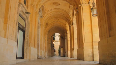 Torbogen-Im-Freien-Der-Nationalbibliothek-Von-Malta