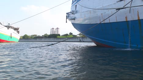 Holzboot-Am-Pier-Festgebunden