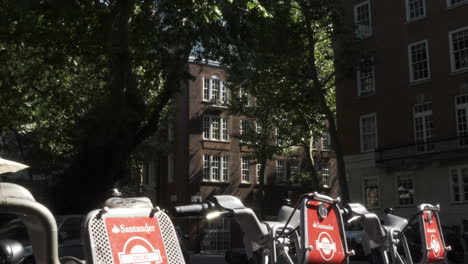 Fila-De-Bicicletas-De-Alquiler-En-Santander-En-Smith-Square.