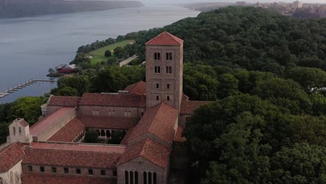 Kurze,-Nahe-Luftumlaufbahn-Gegen-Den-Uhrzeigersinn-Des-Cloisters-Museum-In-Upper-Manhattan,-New-York,-Mit-Dem-Hudson-River-Und-Dem-Hudson-Valley-In-Der-Ferne