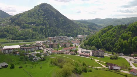 Thermalbad-Centrum-Thermana-Lasko-Mit-Wanderhügel-Im-Hintergrund