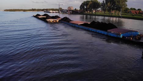 Verrazano-Massengutfrachter-Mit-Kohle-Auf-Laderäumen,-Der-Auf-Binnenwasserstraßen-In-Den-Niederlanden-Unterwegs-Ist