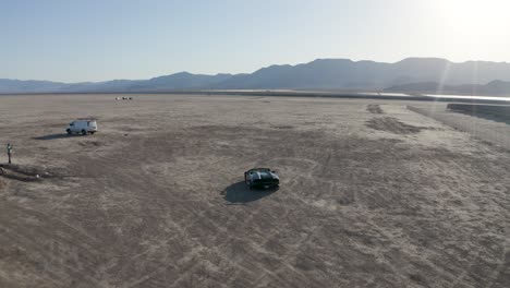 Superdeportivo-Lamborghini-Huracan-Evo-Conduciendo-En-El-Desierto-De-Majave,-Las-Vegas,-Nevada