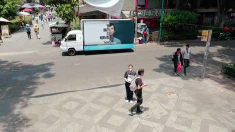 Toma-De-Arriba-Del-Camión-De-Marketing-Del-Buen-Doctor-En-La-Ciudad-De-México.