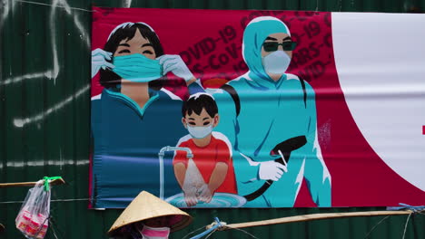 Wandkunst,-Die-Das-Bewusstsein-Für-Covid-Normen-Auf-Dem-Da-Lat-Markt-In-Vietnam-Verbreitet