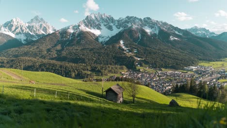 Zeitraffer-Auf-Einem-Slider-Eines-Dorfes-In-Den-Dolomiten