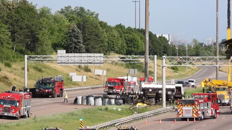 Yyz-Pearson-Accidente-Camión-Licitación-Custodiando-El-área-De-Un-Petrolero-Volcado-En-La-Carretera