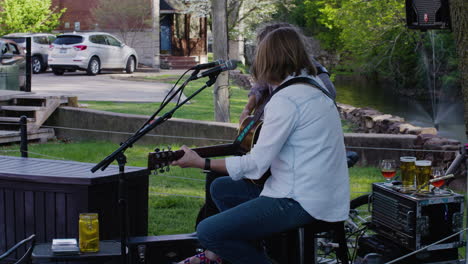 Akustikduo-Tritt-Beim-Dogwood-Festival-In-Siloam-Springs,-Ar,-Weitwinkelaufnahme-Hinten-Auf