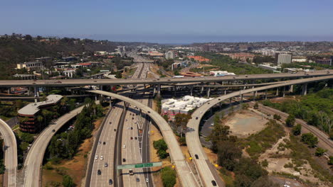 Concurridas-Autopistas-De-Varios-Carriles-Y-Paso-Elevado-En-San-Diego,-Vista-Aérea