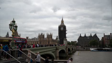 Timelapse-De-Las-Casas-Del-Parlamento-Y-El-Big-Ben-Sobre-El-Puente-De-Westminster