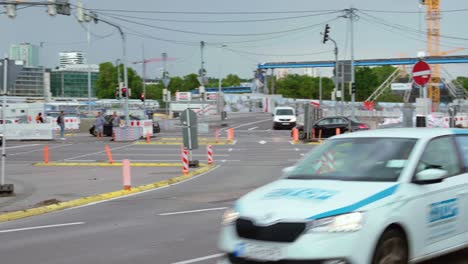 Gran-Intersección-De-Tráfico-Con-Construcciones-Ocupadas-Y-Obstrucciones