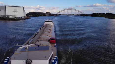 Vorwärtsbogen-Des-Sibilla-Tankerschiffs,-Das-Den-Fluss-Noord-Befährt