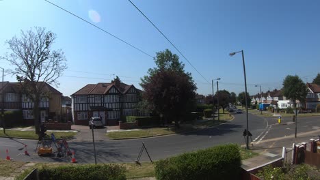 Tráfico-De-Lapso-De-Tiempo-Que-Se-Detiene-En-La-Señal-De-Trabajo-En-La-Carretera-En-Una-Calle-Residencial-En-Londres