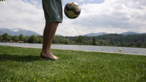 Cerrar-Pies-Caucásicos-Haciendo-Malabarismos-Con-Una-Pelota-En-Un-Parque-En-Europa