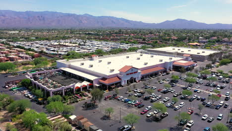 Fahrzeuge-Geparkt-Auf-Dem-Parkplatz-Des-Home-Depot-Am-East-Broadway-In-Tucson,-Arizona,-USA