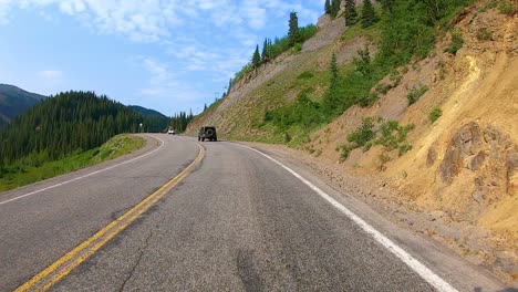 POV-Während-Der-Fahrt-Auf-Dem-Million-Dollar-Highway-Mit-Dramatischen-Ausblicken-Auf-Die-San-Juan-Mountains,-Teil-Des-Skyway-Colorado-Scenic-Byway