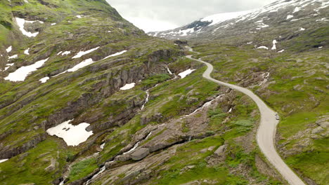 Lange-Und-Kurvenreiche-Straße-Auf-Einem-Steilen-Felsigen-Hügel-In-Geiranger,-Norwegen