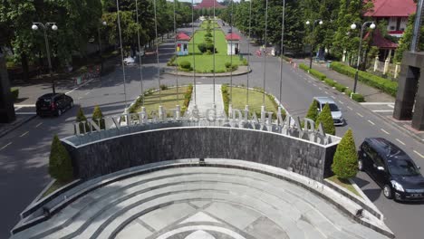 Yogyakarta,-Indonesien-–-4.-November-2021:-Die-Gadjah-Mada-University-Ist-Eine-Der-Besten-Universitäten-In-Indonesien-Und-Der-Welt