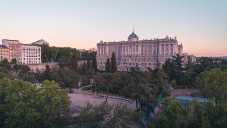 Day-to-night-timelapse-of-Royal-palace-in-Madrid,-Spain