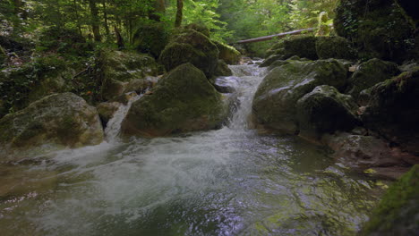 Idyllischer,-Frischer-Wasserfall,-Der-In-Zeitlupe-Den-Felsigen-Bach-Im-Wald-Hinunterschwebt