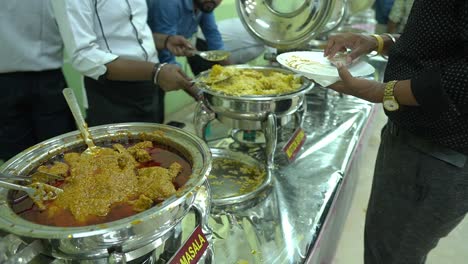 El-Proveedor-De-Catering-Que-Sirve-Biryani-De-Cordero-A-Un-Invitado-En-Una-Boda-India.