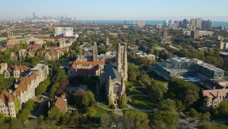 Increíble-Toma-Aérea-En-órbita-Sobre-La-Capilla-Conmemorativa-De-Rockefeller-En-El-Campus-Universitario-De-La-Universidad-De-Chicago