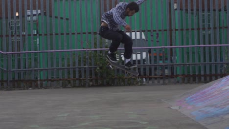 Cámara-Lenta-De-Skater-Saltando-Y-Aterrizando-En-Un-Skate-Park-En-Sheffield,-Inglaterra