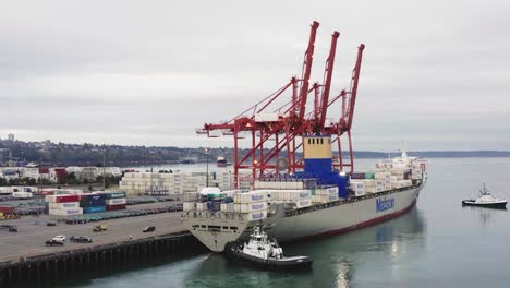 Mit-Containern-Beladenes-Frachtschiff-Legen-Im-Hafen-Von-Tacoma-In-Washington,-Vereinigte-Staaten,-An