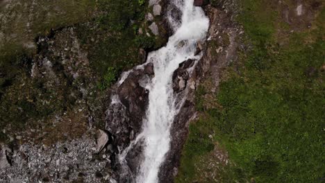 Cascadas-Que-Fluyen-En-La-Presa-Del-Depósito-Stausee-Wasserfallboden-En-La-Región-De-Salzburgo,-Kaprun-Austria
