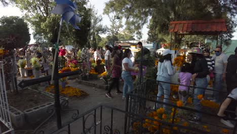 Familias-Reunidas-Cerca-De-Las-Tumbas-De-Sus-Familiares-Cantando-Rezando-Y-Celebrando-El-Día-De-Los-Muertos-En-México-Puebla-Cholula