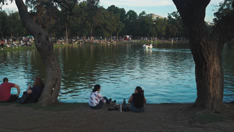 Frauen-Teilen-Sich-Partner-Am-See-Im-Park-In-Palermo