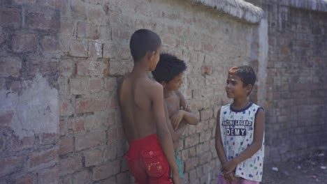 Arme-Indische-Kinder-Unterhalten-Sich-Draußen-Mit-Ihren-Freunden,-Kindheit-Und-Freundschaft-Armer-Waisenkinder