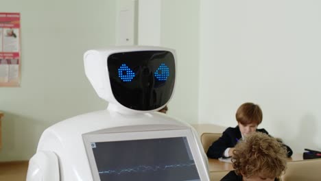 Maestro-Robot-Enojado-Escuela-Futurista-Primer-Plano-De-Un-Aula-Con-Estudiantes-Haciendo-Su-Tarea-O-Tarea