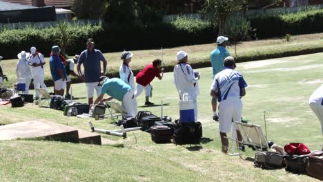 Un-Grupo-De-Jugadores-De-Bolos-Preparándose-Para-Una-Competencia,-Vista-Trasera