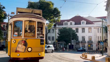 Portugal,-Lissabon,-Rossio,-Elektrische-Straßenbahnen-Im-Historischen-Kloster-„se“.