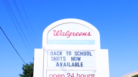 Zurück-Zur-Schule,-Aufnahmen-Von-Covid-19,-Walgreens-Schild,-Schwenk-Vom-Himmel