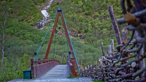 Turistas-Cruzando-El-Puente-De-Madera-En-El-Valle-Vikingo-En-Noruega